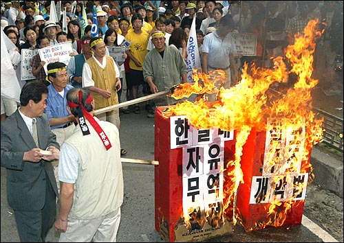 여의도 국회앞에서 집회 참가자들이 '한-칠레 자유무역협정' '철도 구조 개악법' 화형식을 갖고 있다. 